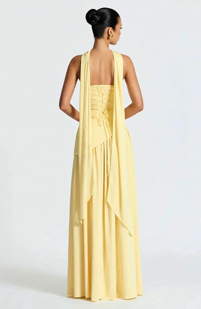 Un vestido sofisticado en un precioso tono amarillo ámbar que aporta luz, estilo y personalidad. Perfecto para destacar y brillar en cualquier ocasión especial.
