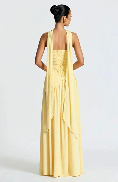 Un vestido sofisticado en un precioso tono amarillo ámbar que aporta luz, estilo y personalidad. Perfecto para destacar y brillar en cualquier ocasión especial.