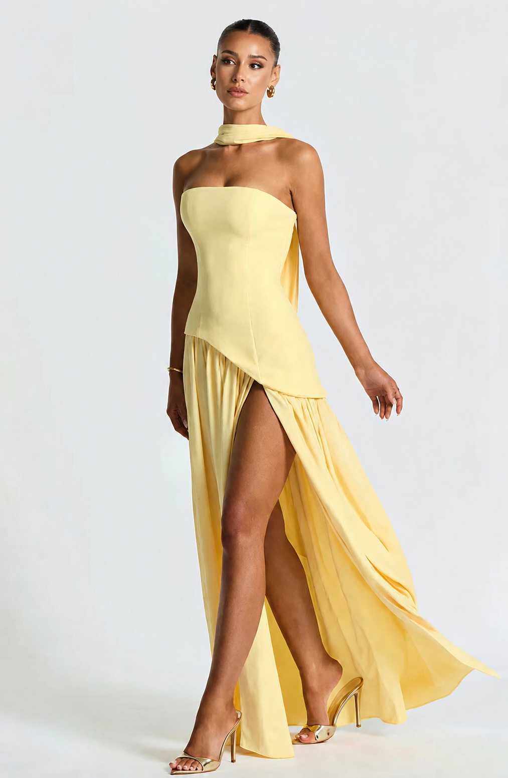 Un vestido sofisticado en un precioso tono amarillo ámbar que aporta luz, estilo y personalidad. Perfecto para destacar y brillar en cualquier ocasión especial.