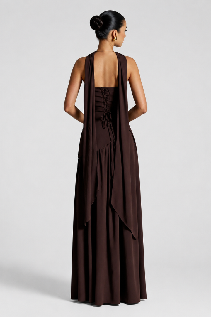 Un vestido sofisticado en un cálido tono marrón canela que aporta elegancia, estilo y un toque irresistible. Perfecto para destacar con distinción.