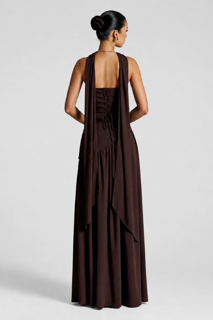 Un vestido sofisticado en un cálido tono marrón canela que aporta elegancia, estilo y un toque irresistible. Perfecto para destacar con distinción.