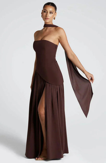 Un vestido sofisticado en un cálido tono marrón canela que aporta elegancia, estilo y un toque irresistible. Perfecto para destacar con distinción.