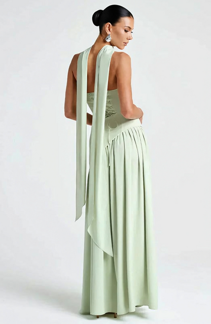 Un vestido sofisticado en un delicado tono verde pistacho que aporta frescura, luminosidad y un toque moderno. Perfecto para destacar con estilo y elegancia en cualquier ocasión.